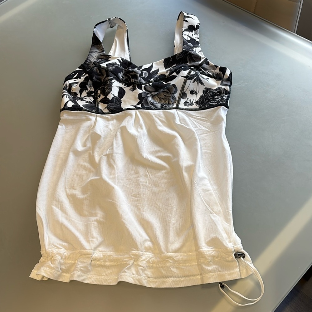 Lululemon tank. Size 6. Brand new. Never worn.
